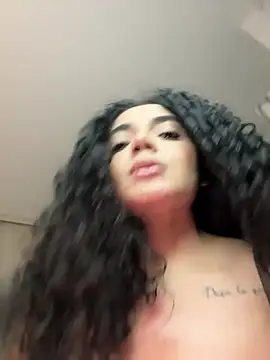 Curlyierr live cam on StripChat