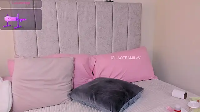 MilaVelour webcam