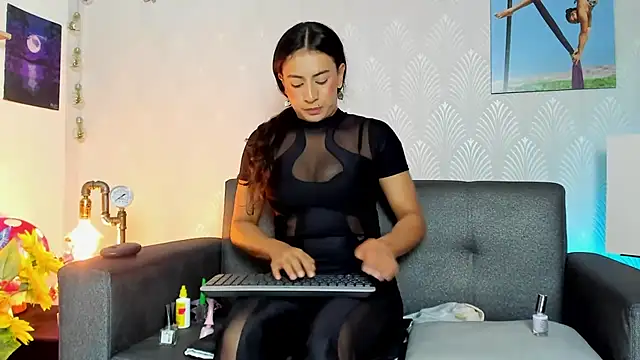 Alaia_Love77 live cam on StripChat