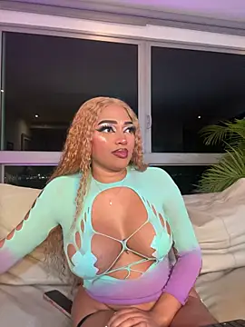 Scarletthornyx live cam preview