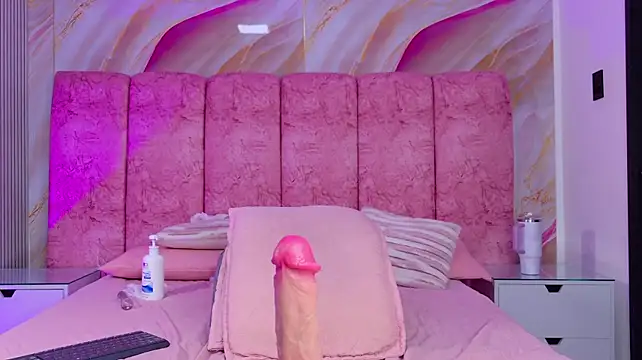 emmacurvy live cam preview