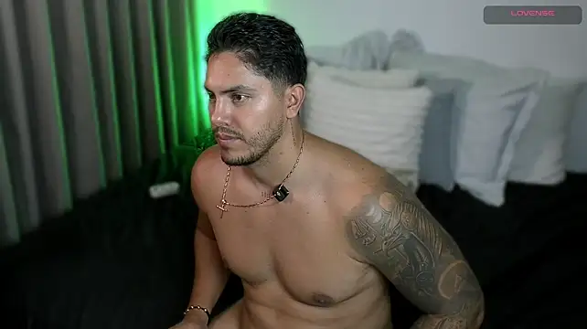 owen-pierces live cam on StripChat