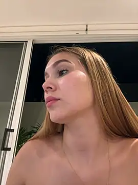 Webcam Model (Nikii__) is live