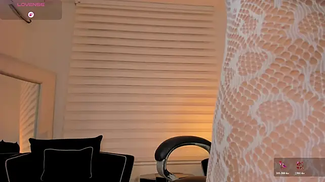 IsabellaMoreau live cam on StripChat