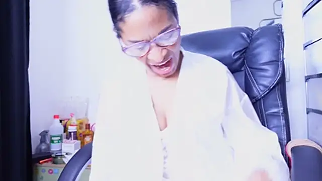 Aries_Mature webcam