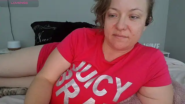julimonroe live cam preview