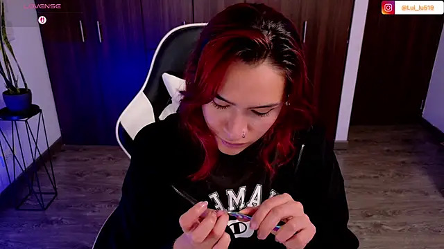 imlui_lu (F young) - Open my legs shpowing pussy