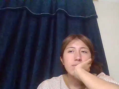 sarah12333 live cam on StripChat