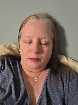 CanadianQueen1973 live cam preview