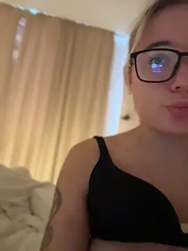 Miss_Unattainable webcam
