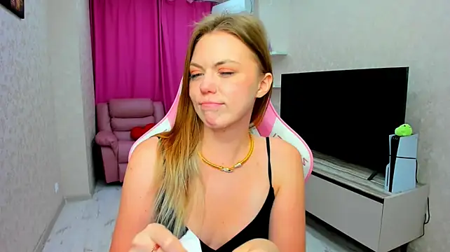 Strawberrye 👱 live chat