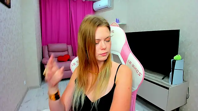 Strawberrye live cam on StripChat