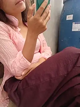 Linda-yiyi live cam preview