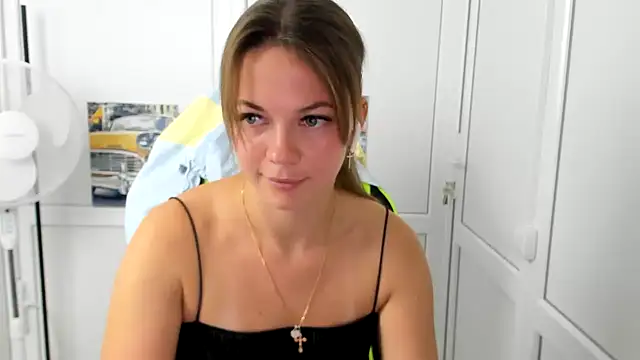 TessaSpring live cam preview