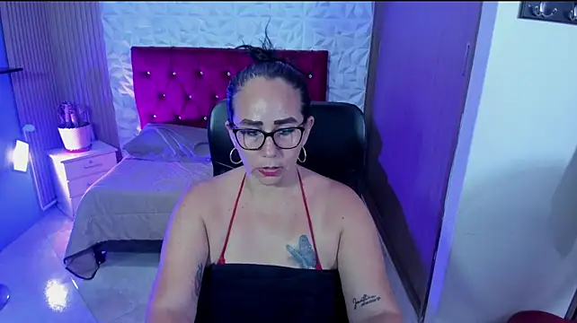 ashleylove_prg webcam
