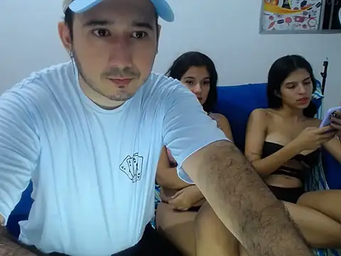 triohorny18 live cam on StripChat
