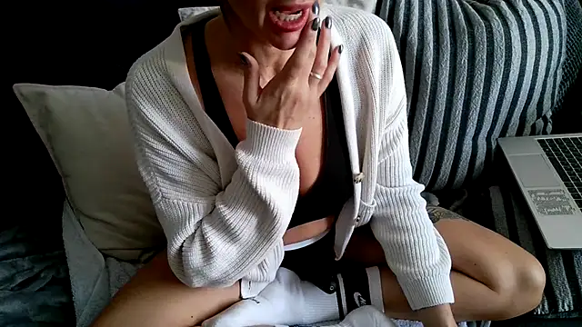 TheMoxyMilf webcam