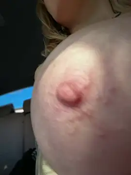 MilfNextDoor20 webcam