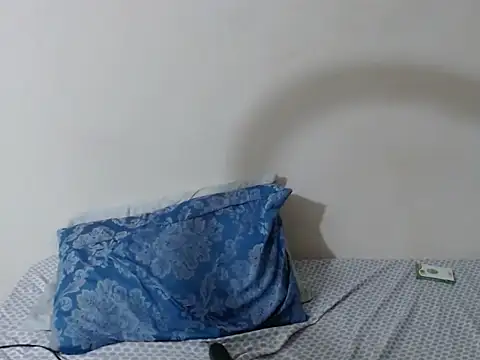Wetpussy303 live cam on StripChat