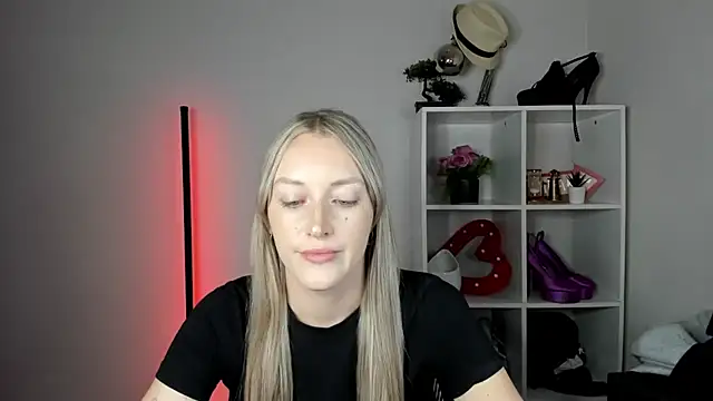 EvelynBlond webcam