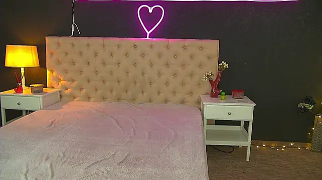 AnaisFoxxy live cam on StripChat