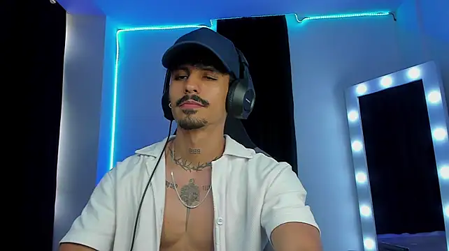 Lukeetaylor live cam on StripChat