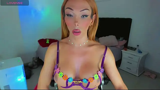 alexandra_cute live cam on StripChat