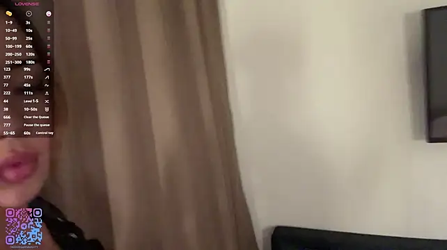 Ur_neighbor_Kira webcam