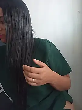 DaniellaGiraldo live cam on StripChat