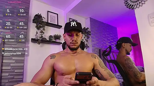 ARON_TAYLER01 live cam on StripChat