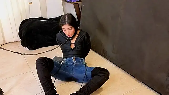 Mariana_Kalo live cam on StripChat