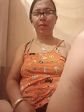 Chilly-wet live cam on StripChat