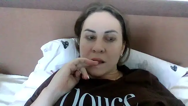 MeadowEyes live cam on StripChat