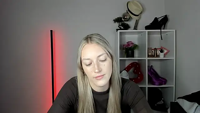 EvelynBlond webcam