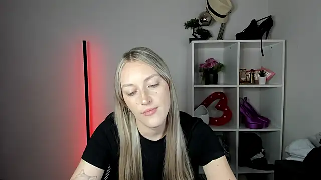 EvelynBlond live cam on StripChat