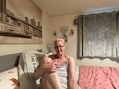 Curvy-Jinx live cam on StripChat