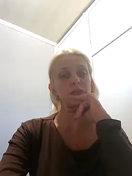 MiaLove183 webcam