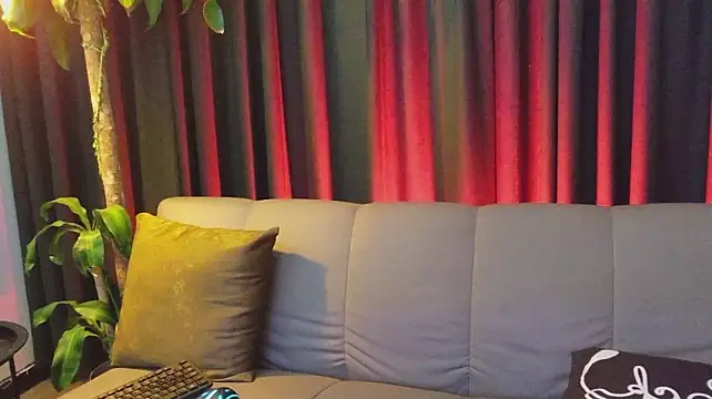 Mila_white1 live cam on StripChat
