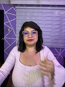 MiiaaJoness live cam on StripChat