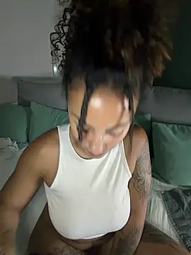 SweetPetiteNoir live sex cam