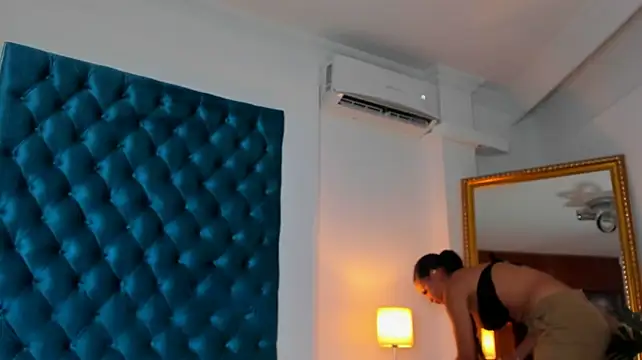 ZoeSanthanna_ webcam