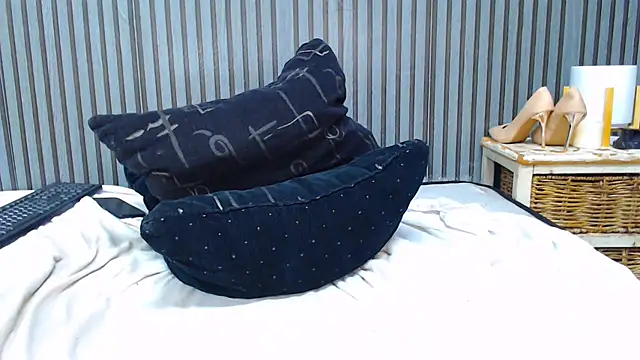 ROYALASS25 webcam