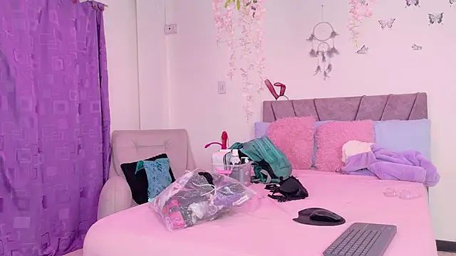 NahomyEvans webcam