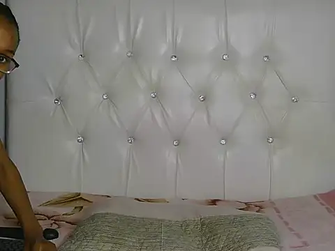CreamyCaramelGrip webcam