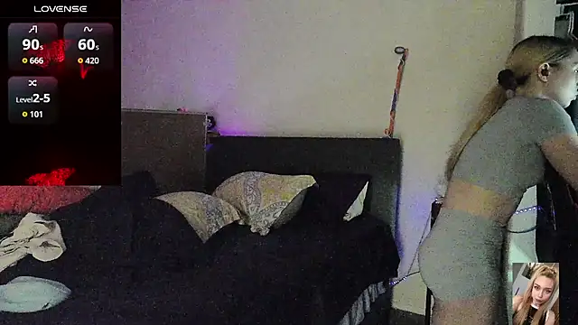 Blondiewithanass live cam preview