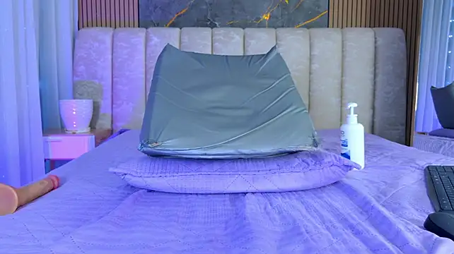 mia_scot webcam