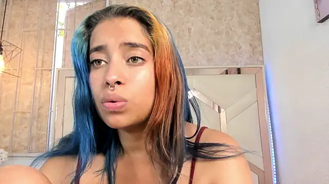 Criisstal_Raveen webcam