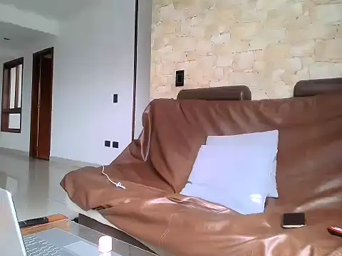 YakedCrus webcam
