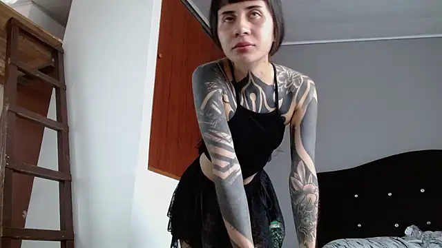 Emilia_1995 live cam on StripChat
