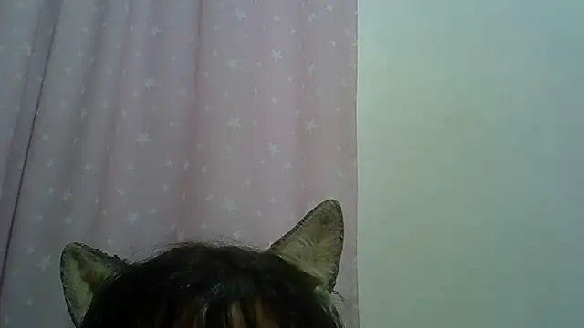 SkinnyKitten live cam on StripChat